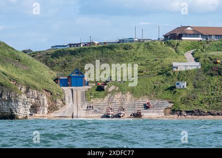 Vue de la plage à North Landing, Flamborough Headland, East Riding of Yorkshire, Angleterre, Royaume-Uni, depuis la mer Banque D'Images