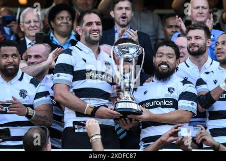 Twickenham, Royaume-Uni. 22 juin 2024. Sam Whitelock de Barbarians lève le trophée lors de la Killik Cup match Barbarians vs Fiji au Twickenham Stadium, Twickenham, Royaume-Uni, 22 juin 2024 (photo par Craig Thomas/News images) à Twickenham, Royaume-Uni le 22/06/2024. (Photo de Craig Thomas/News images/SIPA USA) crédit : SIPA USA/Alamy Live News Banque D'Images