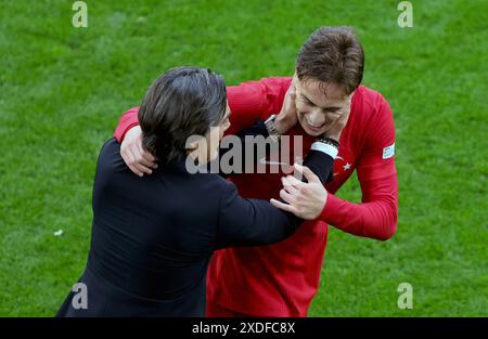 Vincenzo Montella entraîneur de Turkiye freut sich mit Kenan Yildiz de Turkiye UEFA EURO 2024 match de groupes entre Turkiye et la Géorgie au Dortmund Football Arena le 18 juin 2024 à Dortmund, Allemagne. Vorrundenspiel TŸrkei vs Georgien Copyright by : Sampics photographie Bierbaumstrasse 6 81243 MŸnchen TEL. : ++49/89/82908620 , FAX : ++49/89/82908621 , E-mail : sampics@t-online.de Bankverbindung : Hypoor einsbank MŸnchen Konto : 1640175229 , BLZ 70020270 IBAN : DE78700202701640175229 BIC : HYVEDEMMXXX weitere motive finden sie unter : www.augenklick.de© diebilderwelt / Alamy Stock Banque D'Images