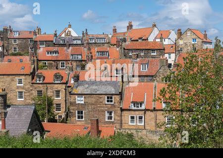 Vue sur les cottages aux toits orange dans le joli village de Robin Hood's Bay, North Yorkshire, Angleterre, Royaume-Uni Banque D'Images