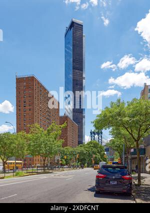 One Manhattan Square est un condo résidentiel de 80 étages surnommé «râpe à fromage» pour la gamme de projections sur sa façade en verre. Vue depuis Chinatown. Banque D'Images