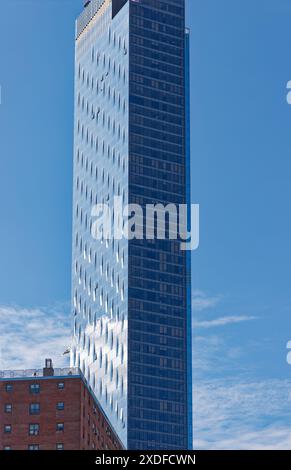 One Manhattan Square est un condo résidentiel de 80 étages surnommé «râpe à fromage» pour la gamme de projections sur sa façade en verre. Vue depuis Chinatown. Banque D'Images