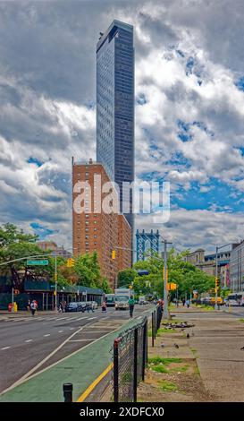 One Manhattan Square est un condo résidentiel de 80 étages surnommé «râpe à fromage» pour la gamme de projections sur sa façade en verre. Vue depuis Chinatown. Banque D'Images