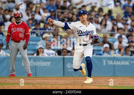 La troisième base des Los Angeles Dodgers Enrique Hernández (8) se lance en première place lors d'un match de la MLB contre les Los Angeles Angels, vendredi 21 juin 2024, à Dodge Banque D'Images