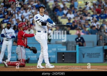 Les Los Angeles Dodgers désignent Shohei Ohtani (17) battes lors d'un match de la MLB contre les Los Angeles Angels, vendredi 21 juin 2024, au Dodger Stadi Banque D'Images