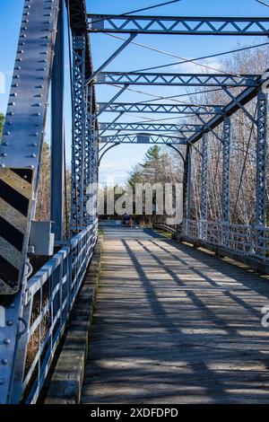 Pont à véhicules, anciennement pont ferroviaire, à Laurie Park à Oakfield, Nouvelle-Écosse, Canada Banque D'Images