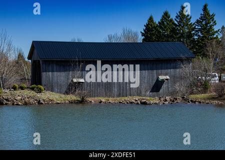 Pont couvert en bois au village du quai de Magnetic Hill à Moncton, Nouveau-Brunswick, Canada Banque D'Images