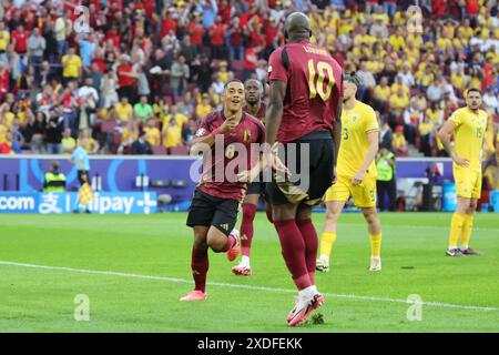 Cologne, Allemagne. 22 juin 2024. Football : UEFA Euro 2024, Championnat d'Europe, Belgique - Roumanie, tour préliminaire, Groupe E, journée 2, stade de Cologne, le belge Youri Tielemans (l) célèbre son but pour 1-0 avec Romelu Lukaku. Crédit : Rolf Vennenbernd/dpa/Alamy Live News Banque D'Images