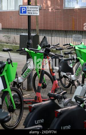 Un parking officiel du Conseil de Camden pour la location de scooters électriques et de vélos électriques. Great James Street, Londres, Royaume-Uni. 5 juin 2024 Banque D'Images