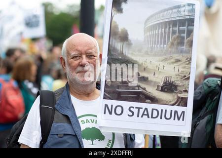 Manifester avec pancarte aucun stade protestant contre les plans d'expansion de Wimbledon. Banque D'Images