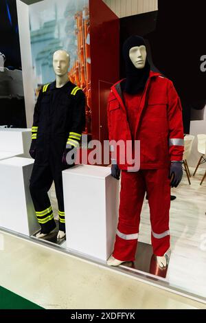 vêtements de protection spéciaux pour les femmes et les hommes travaillant pour les constructeurs, les travailleurs de l'industrie pétrolière et gazière sur des mannequins à l'exposition. Conformité avec SAFE Banque D'Images