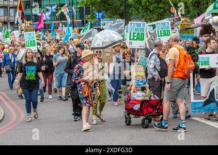 Londres, Royaume-Uni. 22 juin 2024. Des milliers de personnes défilent à Londres pour exhorter les dirigeants à s'attaquer à la crise de la faune sauvage, la manifestation met en vedette 350 groupes environnementaux exigeant une action plus ferme sur la perte de faune sauvage au Royaume-Uni. Crédit : horst friedrichs/Alamy Live News Banque D'Images