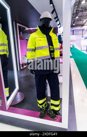 vêtements de protection spéciaux pour les femmes et les hommes travaillant pour les constructeurs, les travailleurs de l'industrie pétrolière et gazière sur des mannequins à l'exposition. Conformité avec SAFE Banque D'Images