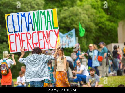 Londres, Royaume-Uni. 22 juin 2024. Des milliers de personnes défilent à Londres pour exhorter les dirigeants à s'attaquer à la crise de la faune sauvage, la manifestation met en vedette 350 groupes environnementaux exigeant une action plus ferme sur la perte de faune sauvage au Royaume-Uni. Crédit : horst friedrichs/Alamy Live News Banque D'Images