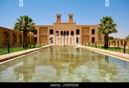 Yazd, Iran, 06.28.2023, reflet du pavillon Adobe au-dessus de la piscine d'eau et dans le jardin Dowlatabad Banque D'Images