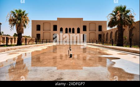 Yazd, Iran, 06.28.2023, reflet du pavillon Adobe au-dessus de la piscine d'eau et dans le jardin Dowlatabad Banque D'Images