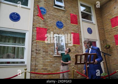 Le radiodiffuseur Mike Read regarde le dévoilement d'une plaque commémorant Leslie Grantham au cours d'une cérémonie de dévoilement de la plaque bleue dans le domaine de la maison de soins résidentiels du Royal Variety Charity, Brinsworth House à Twickenham. Date de la photo : samedi 22 juin 2024. Banque D'Images