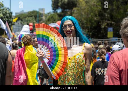 Haïfa, Israël 21 juin 2024, défilé de la fierté. Des gens avec du maquillage et des drapeaux arc-en-ciel dans la foule. Banque D'Images