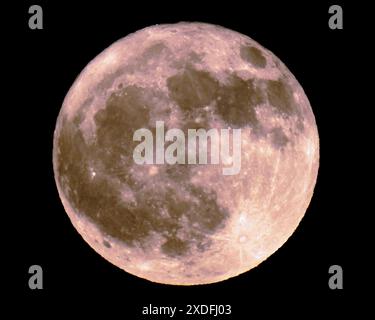 Palm Springs, Californie, États-Unis. 21 juin 2024. La Strawberry Moon est la première pleine lune de l'été lorsqu'elle se produit sur le Solstice. Cela ne se produit que tous les 19 à 20 ans. Native American Tribles l'a nommé pour correspondre à la courte période de récolte des fraises. Il semble rougeâtre parce qu'il est proche de l'horizon et de la pleine lune la plus basse de l'année. (Crédit image : © Ian L. Sitren/ZUMA Press Wire) USAGE ÉDITORIAL SEULEMENT! Non destiné à UN USAGE commercial ! Crédit : ZUMA Press, Inc/Alamy Live News Banque D'Images