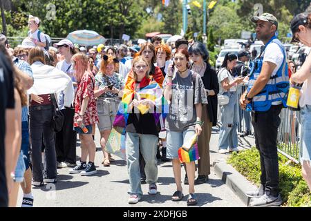 Haïfa, Israël 21 juin 2024, défilé de la fierté. Des gens avec du maquillage et des drapeaux arc-en-ciel dans la foule. Banque D'Images