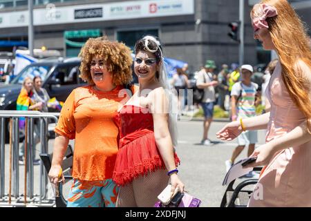 Haïfa, Israël 21 juin 2024, défilé de la fierté. Des gens avec du maquillage et des drapeaux arc-en-ciel dans la foule. Banque D'Images