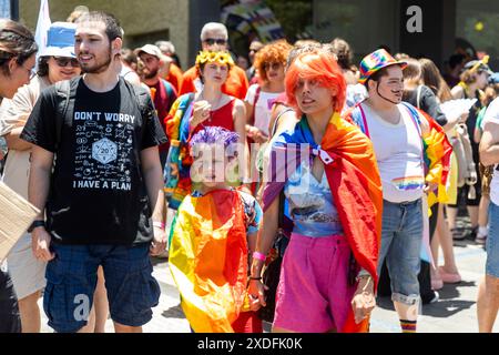 Haïfa, Israël 21 juin 2024, fierté. Des gens avec du maquillage et des drapeaux arc-en-ciel dans la foule. Banque D'Images