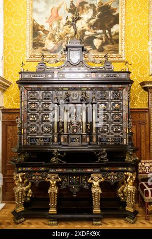 Sinaia, Roumanie - 26 août 2022 : commode dans la salle florentine à l'intérieur du château Peles. Le riche intérieur du musée national Peles à Sina Banque D'Images