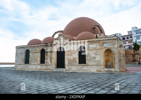 Mosquée dans le vieux port vénitien de la ville de la Canée sur l'île de Crète, Grèce. Mosquée de Kioutsouk Hassan Banque D'Images