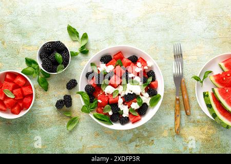 Salade de pastèque avec fromage feta, mûre et basilic frais, vue de dessus Banque D'Images