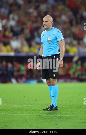 Cologne, Allemagne. 22 juin 2024. Football : UEFA Euro 2024, Championnat d'Europe, Belgique - Roumanie, tour préliminaire, Groupe E, jour 2 du match, Köln Stadion, l'arbitre Szymon Marciniak suit le match. Crédit : Rolf Vennenbernd/dpa/Alamy Live News Banque D'Images