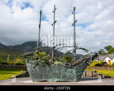 Sculpture commémorative d'un bateau-cercueil, arraisonné par les Irlandais affamés pendant la famine de la pomme de terre, qui étaient DOA .. Westport, République d'Irlande. Banque D'Images