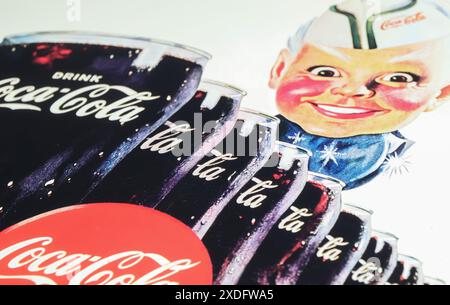 Viersen, Allemagne - 9 mai. 2024 : Coca Cola vintage détail de la publicité avec Sprite Boy circa 40s- 50s (focus sur le centre) Banque D'Images