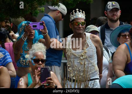 Brooklyn, New York, États-Unis. 22 juin 2024. Une vue générale de la Coney Island Mermaid Parade aura lieu le samedi 22 juin 2024 à Brooklyn, New York. La Parade est un festival de solstice d'été fondé en 1983. Il est inspiré des anciennes parades de mardi gras de Coney Island. Il met en vedette le roi Neptune et la reine Sirène. Coney Island est célèbre pour ses spectacles de carnaval. La Parade des sirènes de Coney Island est célèbre pour ses sirènes et sirènes avec des pâtés, des coquillages ou de la peinture. Crédit : NurPhoto SRL/Alamy Live News Banque D'Images