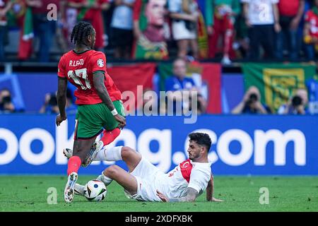 Dortmund, Allemagne. 22 juin 2024. Dortmund, Allemagne, 22 juin 2024 : Samet Akaydin (4 Turkiye) affronte Rafael Leao (17 Portugal) lors du match de football UEFA EURO 2024 Allemagne du Groupe F entre Turkiye et le Portugal au BVB Stadion Dortmund à Dortmund, Allemagne. (Daniela Porcelli/SPP) crédit : SPP Sport Press photo. /Alamy Live News Banque D'Images