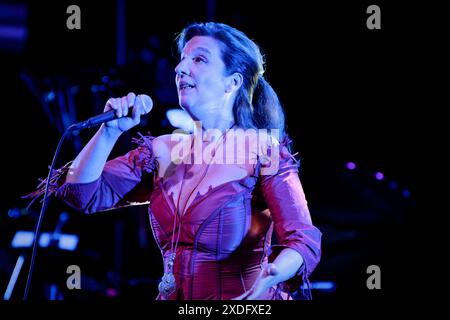 Théâtre Albeniz, Madrid, Espagne. 22 juin 2024. Festival universel de musique 2024. Concert de Dulce Pontes, chanteur et compositeur portugais de fado. Crédit : EnriquePSans/Alamy Live News Banque D'Images