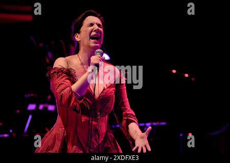 Théâtre Albeniz, Madrid, Espagne. 22 juin 2024. Festival universel de musique 2024. Concert de Dulce Pontes, chanteur et compositeur portugais de fado. Crédit : EnriquePSans/Alamy Live News Banque D'Images