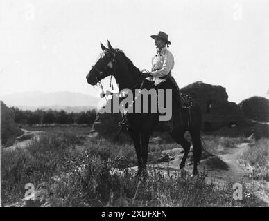 Portrait de la légendaire star du film silencieux RUDOLPH VALENTINO à cheval dans le rôle de Julio Desnoyers dans LES QUATRE CAVALIERS DE L'APOCALYPSE 1921 réalisateur Rex INGRAM Nove VINCENTE Blasco IBANEZ adapté par JUNE MATHIS Metro Pictures Corporation Banque D'Images