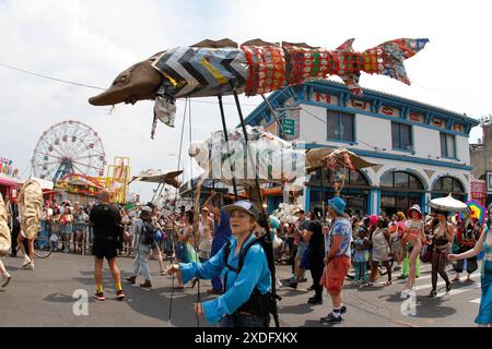 Brooklyn, New York, États-Unis. 22 juin 2024. Une vue générale de la Coney Island Mermaid Parade aura lieu le samedi 22 juin 2024 à Brooklyn, New York. La Parade est un festival de solstice d'été fondé en 1983. Il est inspiré des anciennes parades de mardi gras de Coney Island. Il met en vedette le roi Neptune et la reine Sirène. Coney Island est célèbre pour ses spectacles de carnaval. La Parade des sirènes de Coney Island est célèbre pour ses sirènes et sirènes avec des pâtés, des coquillages ou de la peinture. Crédit : NurPhoto SRL/Alamy Live News Banque D'Images