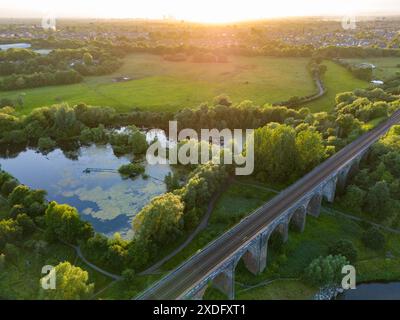 Viaduc dans le Reddish Vale Country Park. Banque D'Images