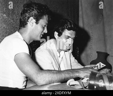 TONY CURTIS montre À STANLEY KUBRICK quelques tours de cartes sur le plateau de SPARTACUS 1960 réalisateur STANLEY KUBRICK roman HOWARD FAST Screenplay DALTON TRUMBO musique ALEX NORTH Bryna Productions / Universal Pictures Banque D'Images