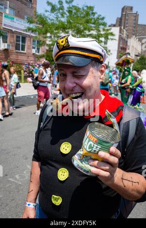 Brooklyn, NY, États-Unis. 2 juin 2024. La Parade des sirènes de Coney Island a attiré des célébrants dans des costumes nautiques colorés, des merpeople aux pirates, en passant par les poissons et les insulaires. Un homme déguisé en Popeye le marin, avec une pipe de maïs, une casquette de capitaine et une boîte d'épinards. Crédit : Ed Lefkowicz/Alamy Live News Banque D'Images