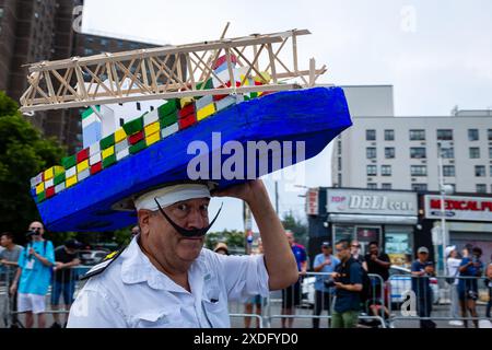 Brooklyn, NY, États-Unis. 2 juin 2024. La Parade des sirènes de Coney Island a attiré des célébrants dans des costumes nautiques colorés, des merpeople aux pirates, en passant par les poissons et les insulaires. Un homme porte une coiffe élaborée en forme de porte-conteneurs Dali et des parties du Key Bridge de Baltimore, que le Dali a heurté et s'est effondré. Crédit : Ed Lefkowicz/Alamy Live News Banque D'Images