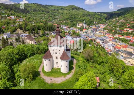 Vue aérienne du nouveau château de Banska Stiavnica, Slovaquie. Banque D'Images