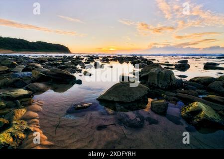 Paysage marin calme matin sur la côte Pacifique de l'Australie - plage de Hams près de Swansea. Banque D'Images