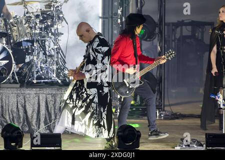 The Smashing Pumpkins, Konzert in der Wuhlheide, Berlin, 22.06.2024 Billy Corgan Sänger und James IHA Gitarrist von The Smashing Pumpkins live auf The World is a Vampire Tour in der Berliner Parkbühne Wuhlheide AM 22.06.2024. Berlin Parkbühne Wuhlheide *** The Smashing Pumpkins, concert à Wuhlheide, Berlin, 22 06 2024 Billy Corgan chanteur et James IHA guitariste des Smashing Pumpkins Live on the World is a Vampire Tour at Parkbühne Wuhlheide on 22 06 2024 Berlin Parkbühne Wuhlheide Copyright : xBenxKriemannx Banque D'Images