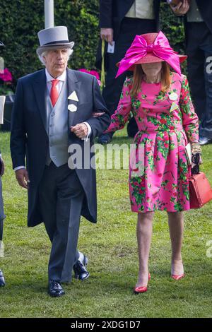 Ascot, Royaume-Uni. 22 juin 2024. Henry Winkler acteur américain, comédien, auteur, producteur et réalisateur probablement mieux connu pour jouer la Fonze dans la sitcom américaine Happy Days dans les années 70 et 80 était à Royal Ascot aujourd'hui pour présenter un trophée. Avant de le faire, il a été présenté à la reine et les deux ont bavardé pendant un certain temps en riant et en plaisantant. M. Winkler était accompagné de son épouse Stacey Weitzman ils sont mariés depuis 46 ans crédit : David Betteridge/Alamy Live News Banque D'Images