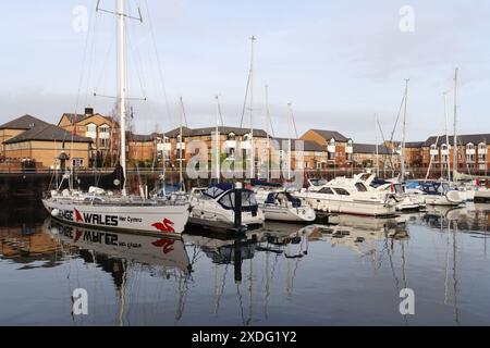 Bateaux amarrés à Penarth Marina Wales UK. Port de plaisance de la baie de Cardiff front de mer gallois Banque D'Images