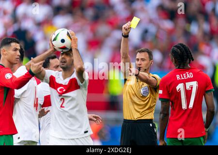 Dortmund, Allemagne. 22 juin 2024. DORTMUND, ALLEMAGNE - 22 JUIN : Cristiano Ronaldo du Portugal, Mehmet Zeki Celik de Turkiye, l'arbitre Felix Zwayer et Rafael Leao du Portugal lors du match Groupe F - UEFA EURO 2024 entre Turkiye et le Portugal au BVB Stadion Dortmund le 22 juin 2024 à Dortmund, Allemagne. (Photo de Joris Verwijst/Agence BSR) crédit : Agence BSR/Alamy Live News Banque D'Images