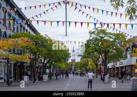 Les gens marchant dans les rues de Burlington à l'automne, Vermont, États-Unis Banque D'Images