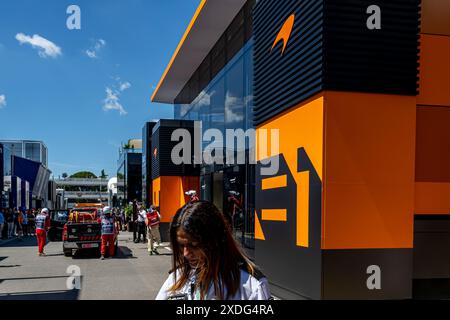 Montmelo, Espagne, 22 juin 2024, incendie dans McLaren Motorhome au Grand Prix d'Espagne. Qualifications, 10e manche du championnat de formule 1 2024. Crédit : Michael Potts/Alamy Live News Banque D'Images